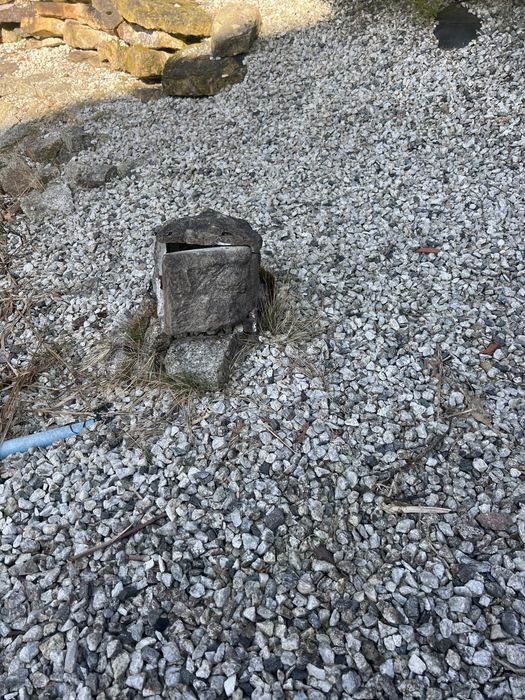 Ozdobny kamien z gniazdkami do ogrodu