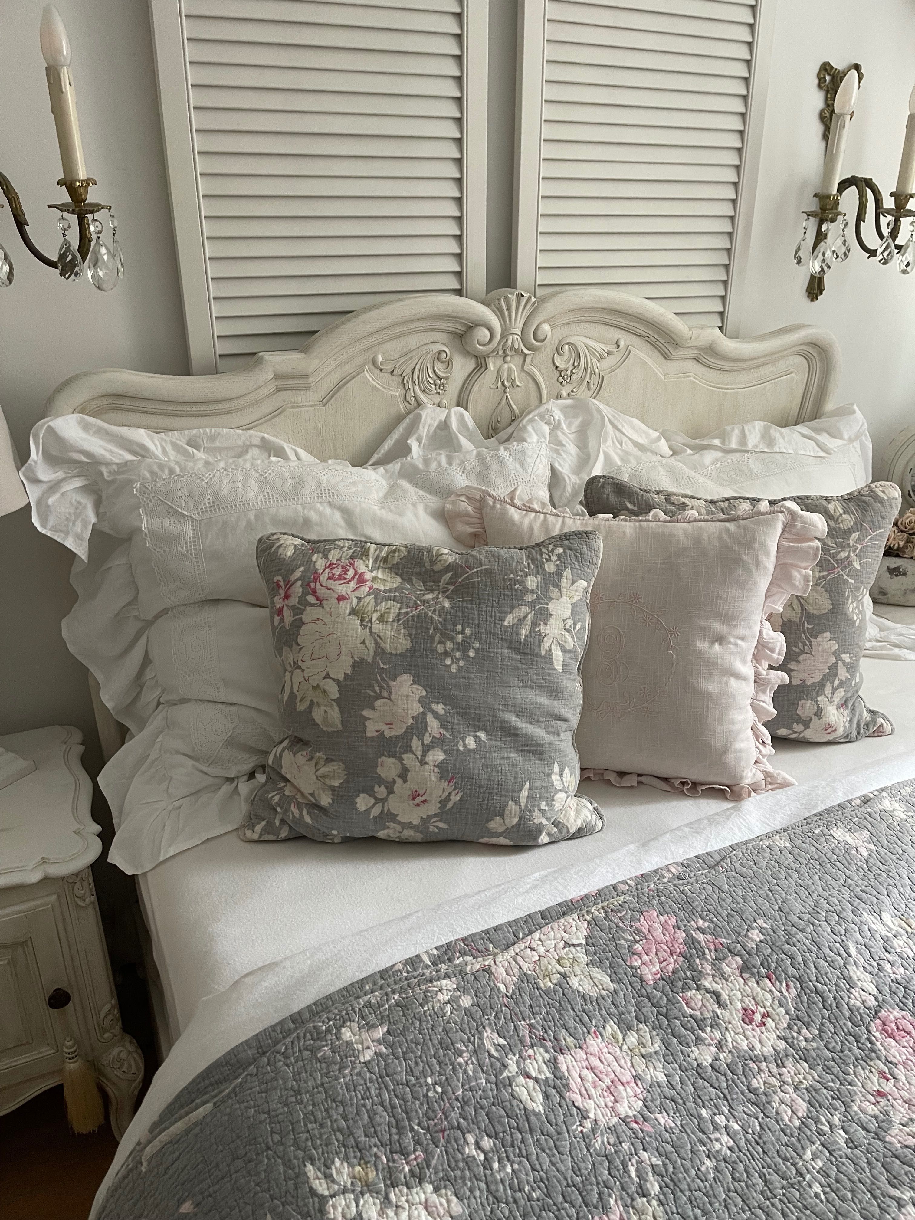 Łóżko Ludwig Antyk z pięknymi kwiatami Shabby Chic