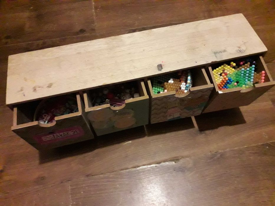 drewniany pojemnik pólka szafeczka