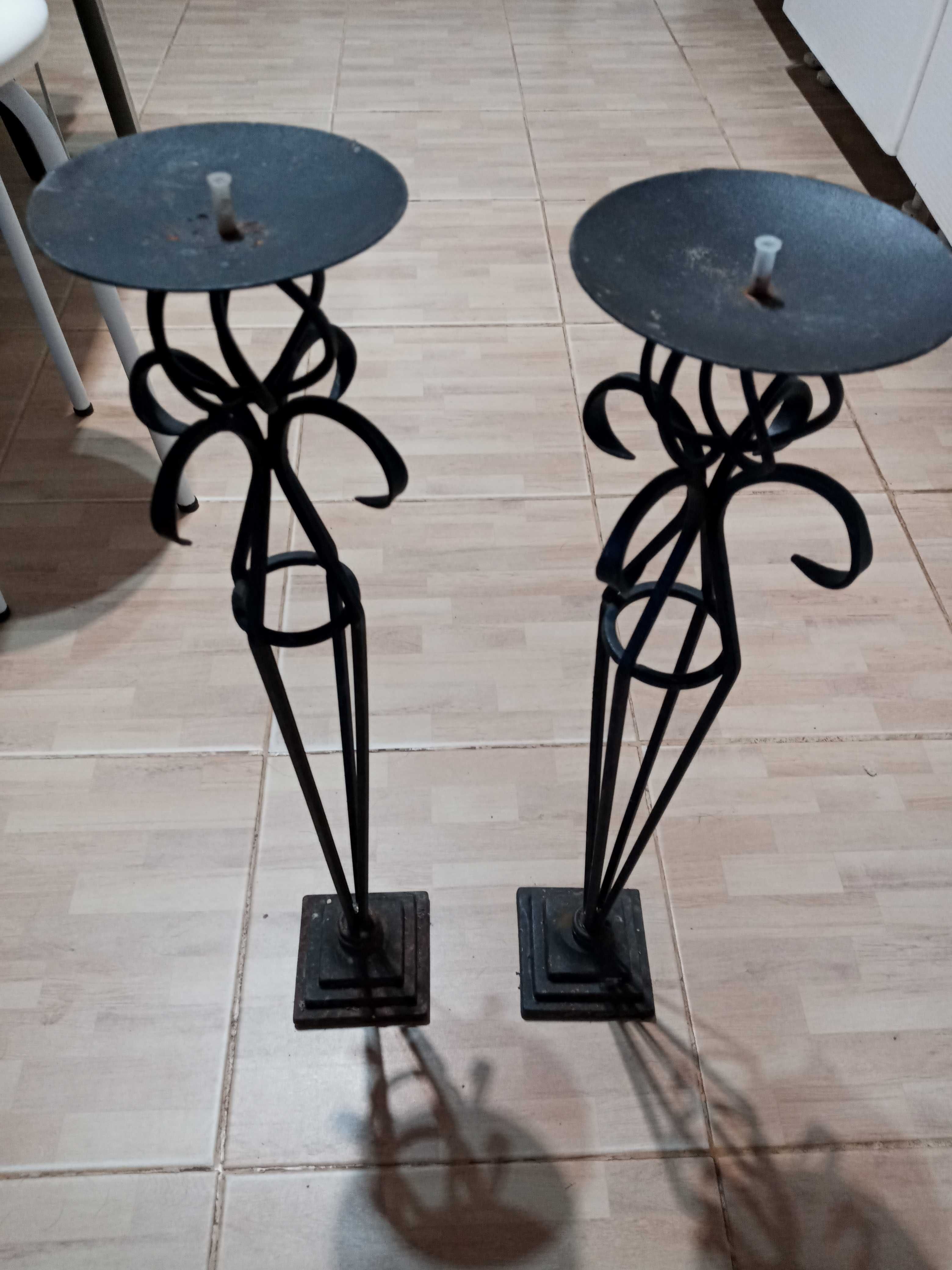 2 castiçais em ferro antigos medem 60cm