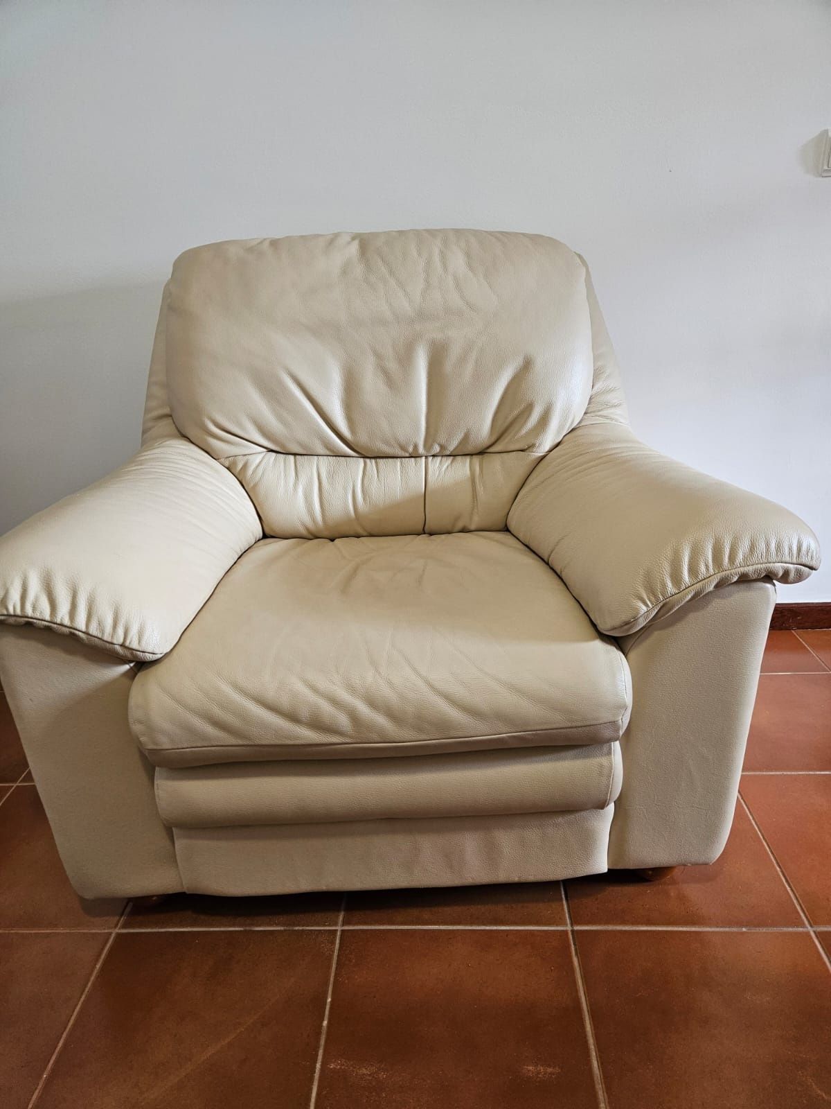 Conjunto de sofás em pele bege