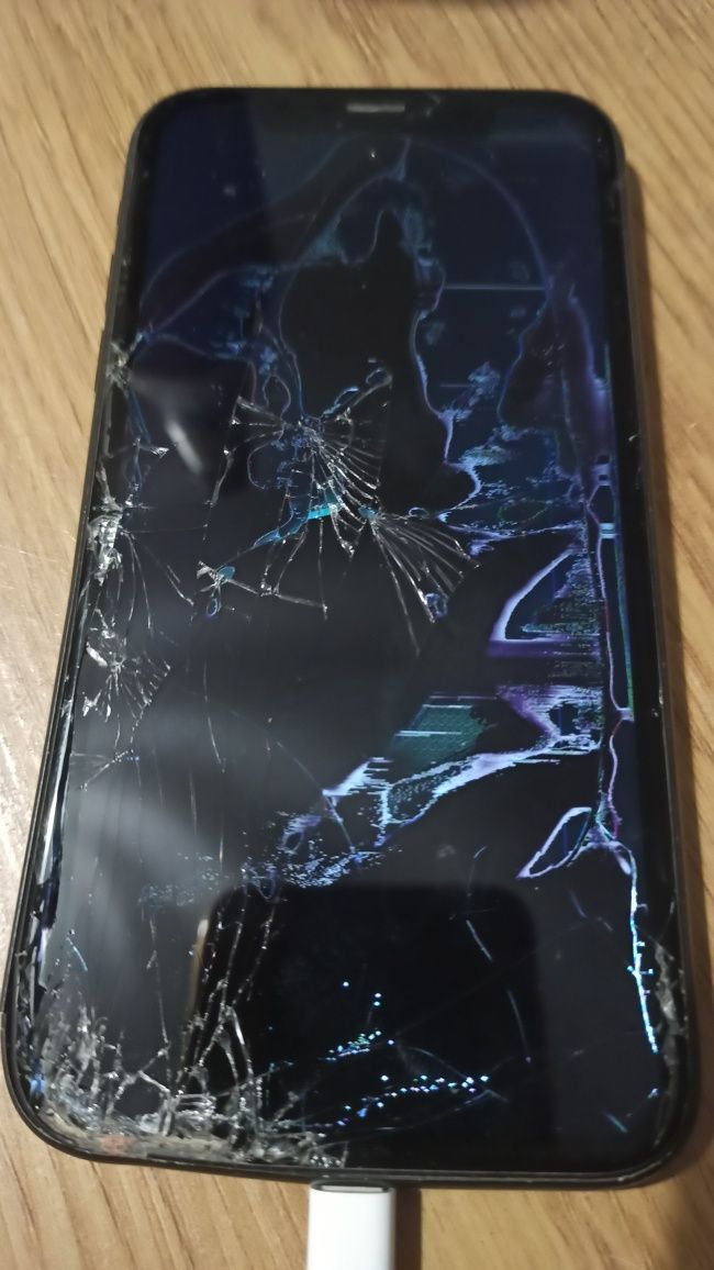 iPhone XR uszkodzony