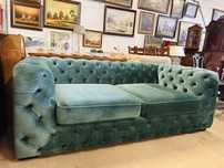 Efektowna kanapa chesterfield w morskim odcieniu :)