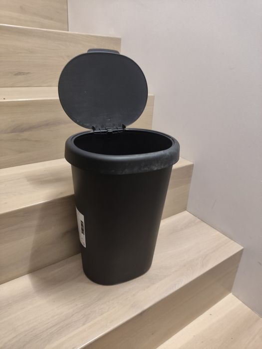 IKEA HOLASS Kosz z pokrywką czarny 8 l