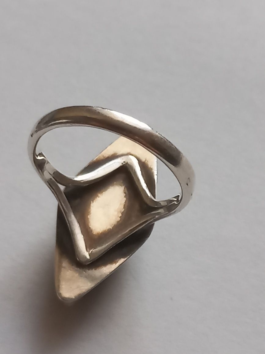 Srebrny pierścionek z czarnym kamieniem (hematyt?)