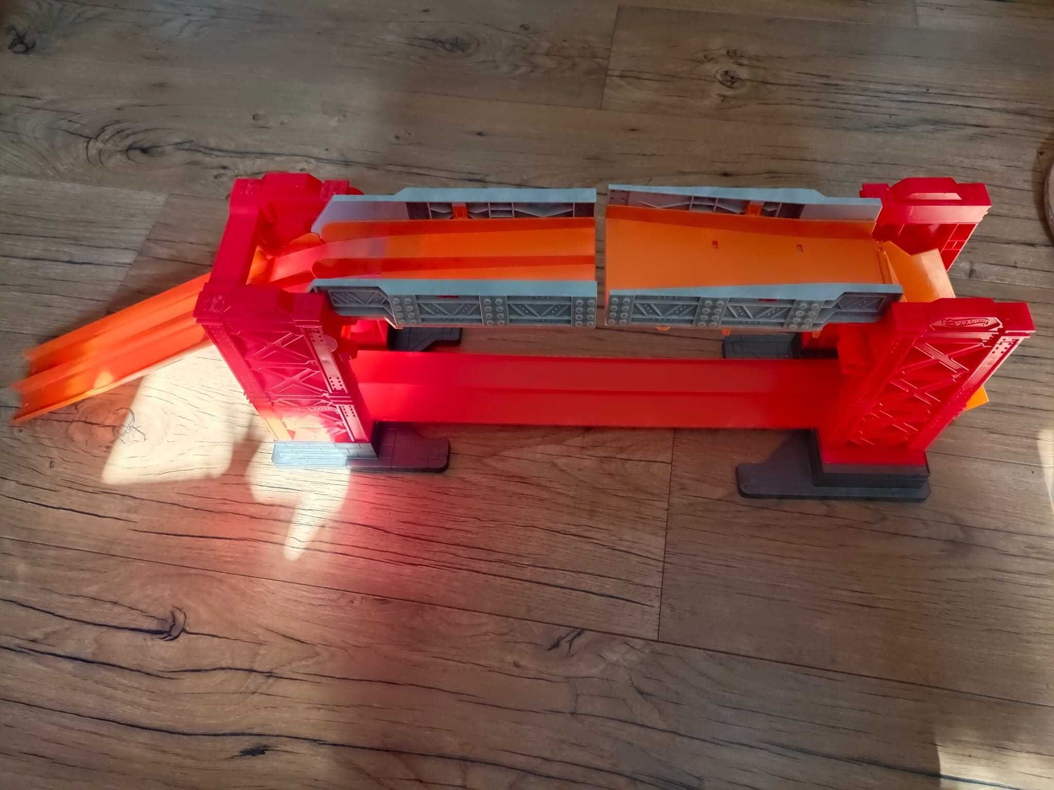 Tor Hot Wheels opadajacy most,  DWW97 Track Builder Mattel