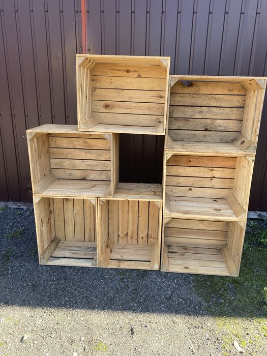 Skrzynki drewniane jedynki ładne jasne owoce warzywa ozdoby iwenty