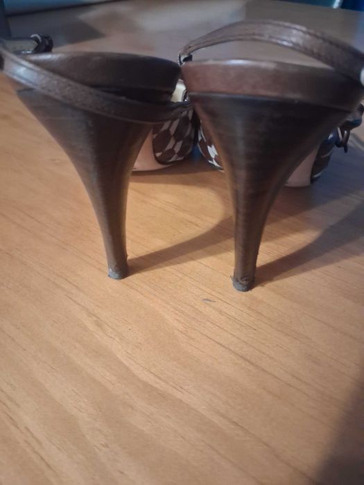 Sapatos Prada "Mules" tamanho 37 em pele castanha