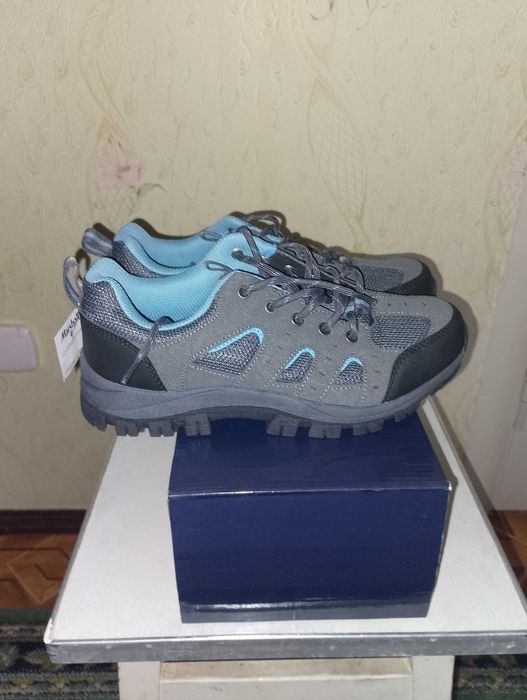 Кроссовки женские