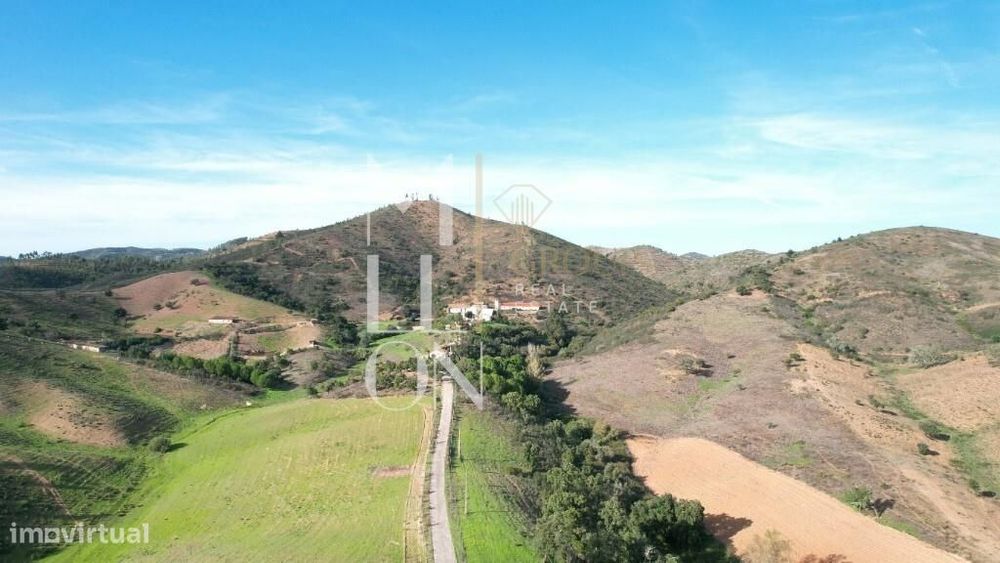 Fantástica Propriedade constituída por uma ruina e mias de 60.000 m2 d