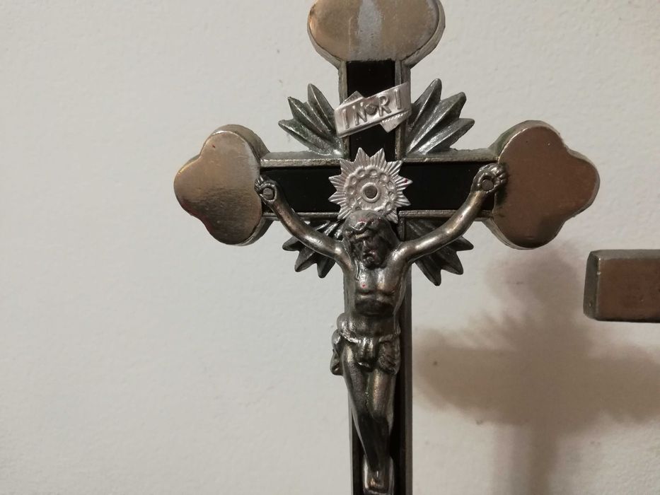 Zabytkowe dwa krucyfiksy na postumencie stan bardzo dobry