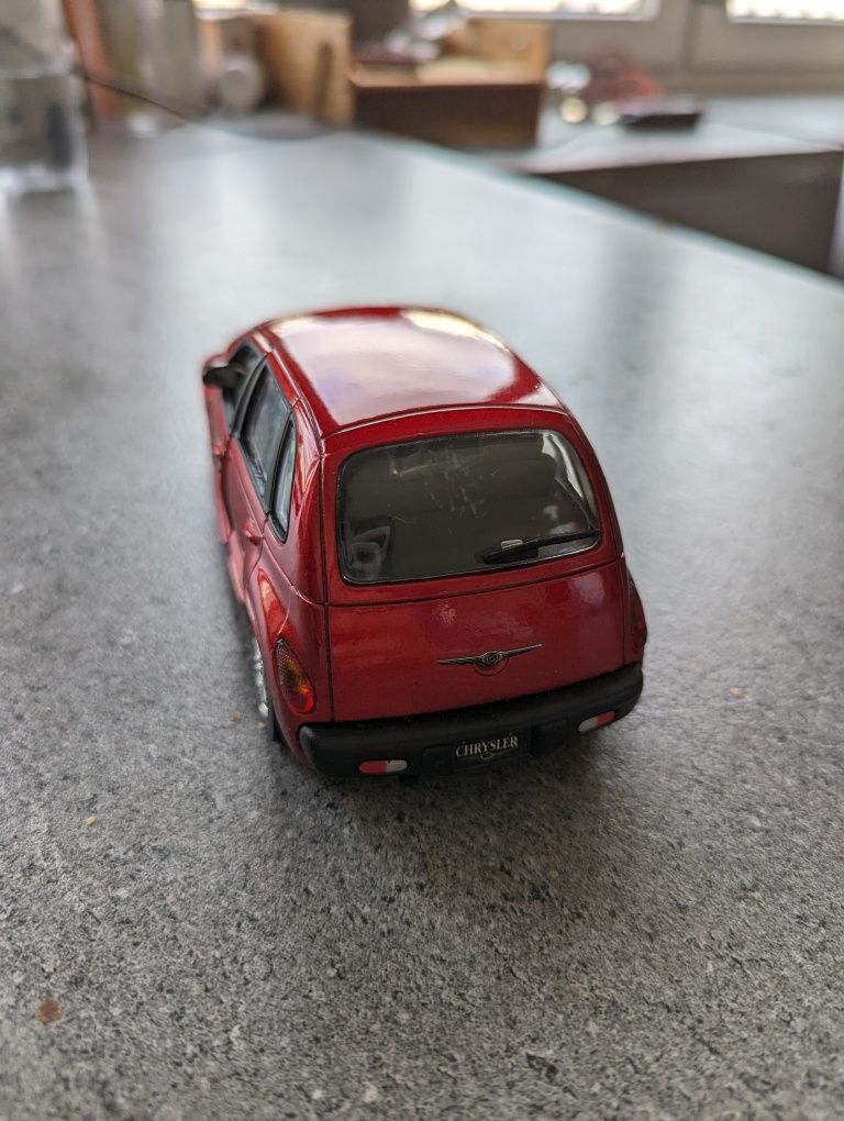 Chrysler pt Cruiser 2001 1:24 model czerwony stan db