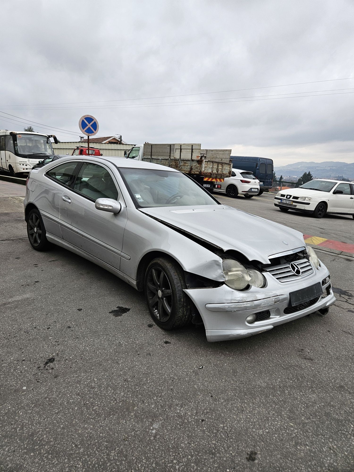 Mercedes-Benz Sport Coupé C220 CDi 143 CV de 2002 para peças