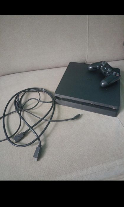 Konsola PlayStation4 oraz 2 pady