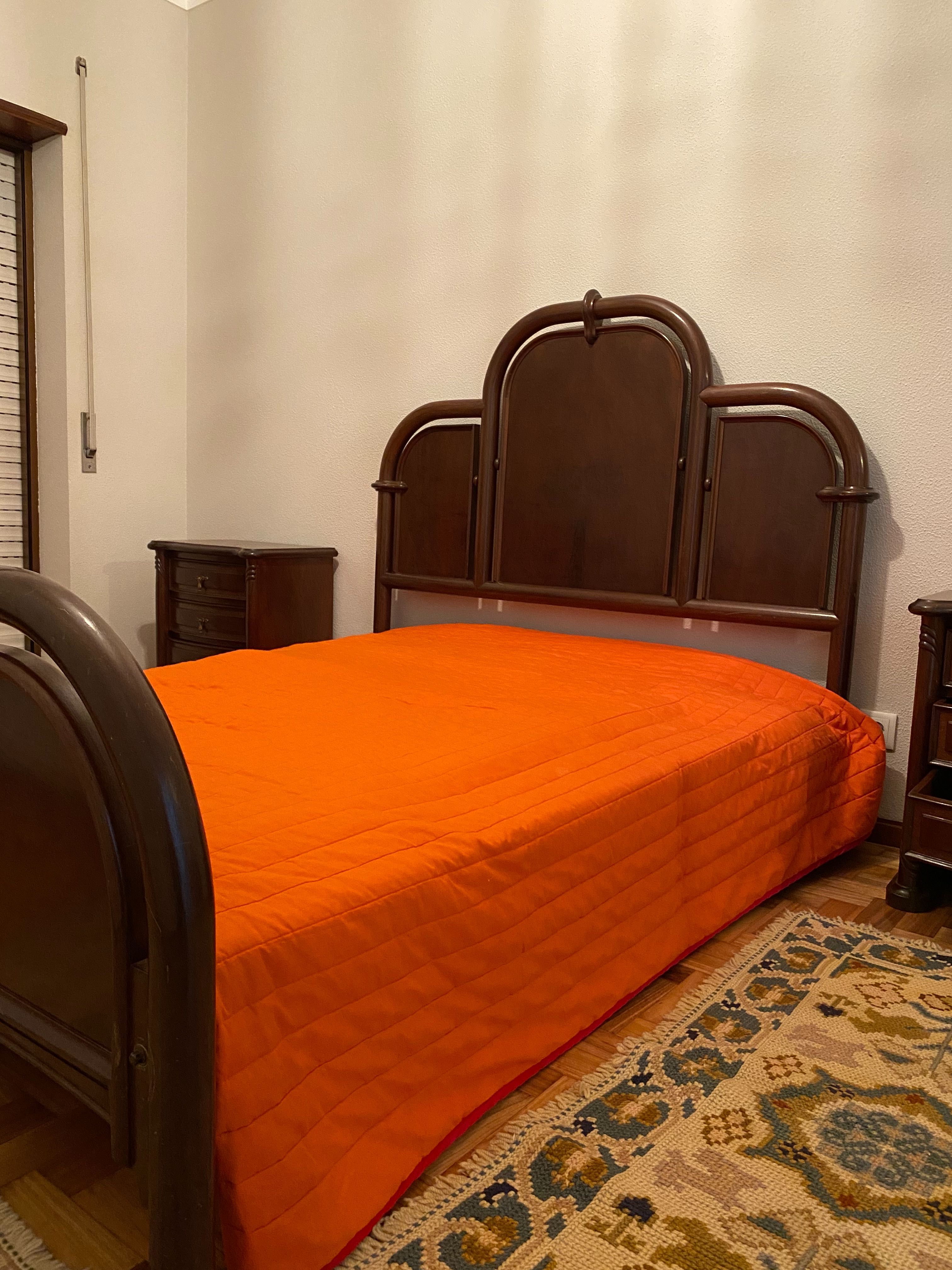 Quarto completo com 2 mesas de cabeceira, cama e móvel