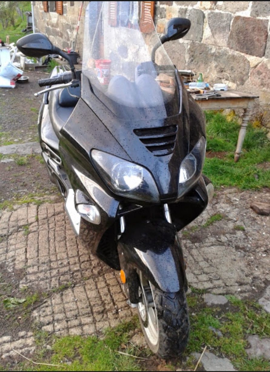 Vendo / troco Maxi scooter 125cc por carrinha comercial, ou 50cc 2t