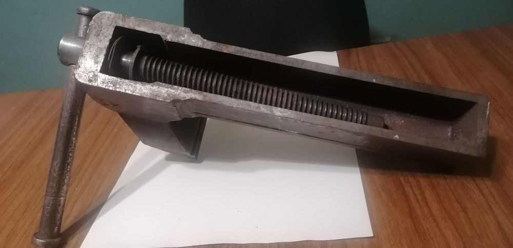 Запчасти для слюсарних лещат.