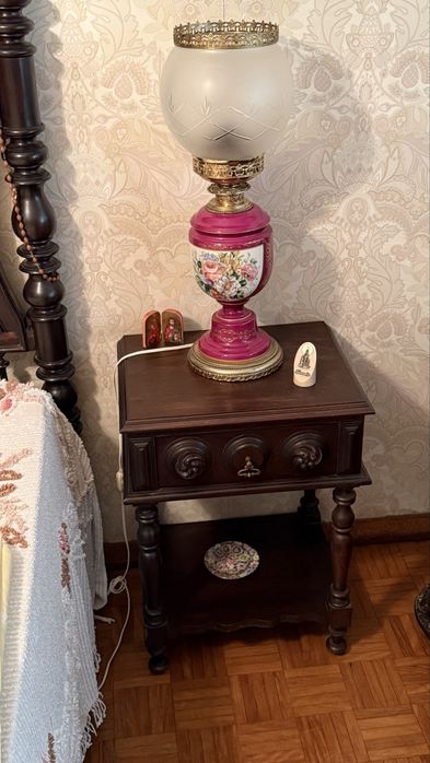 Vende-se duas mesas de cabeçeira