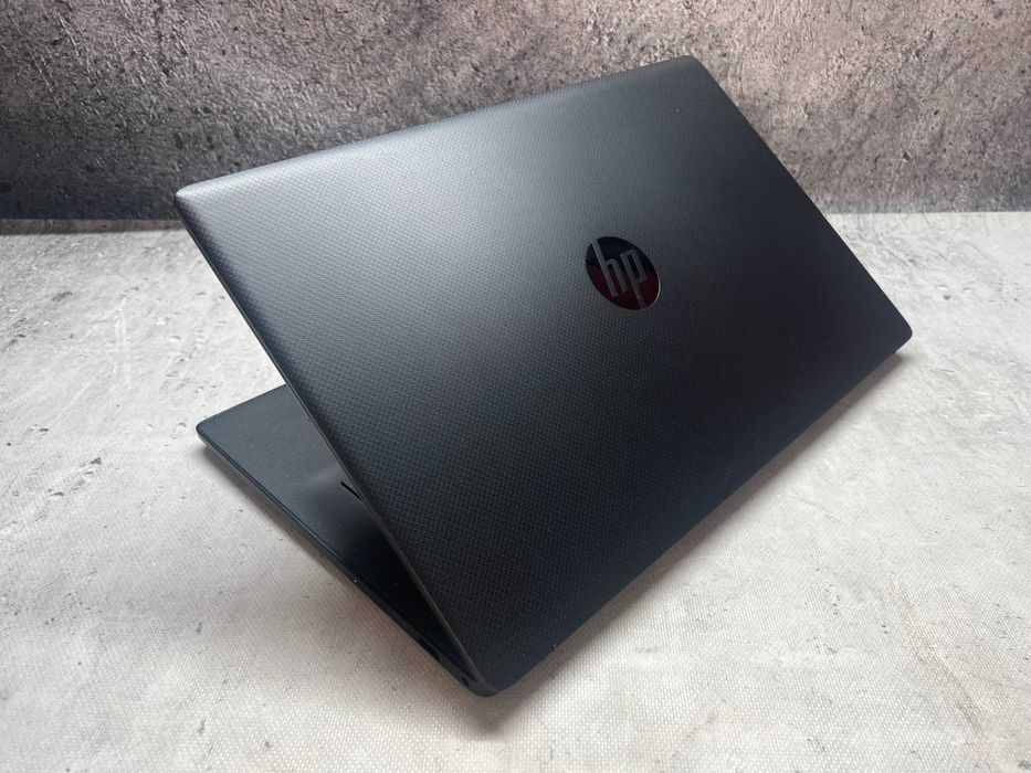 HP Pavilion 17 / Ryzen3 5300u / 16GB DDR4 / 256SSD / 17.3 HD+ / W11
