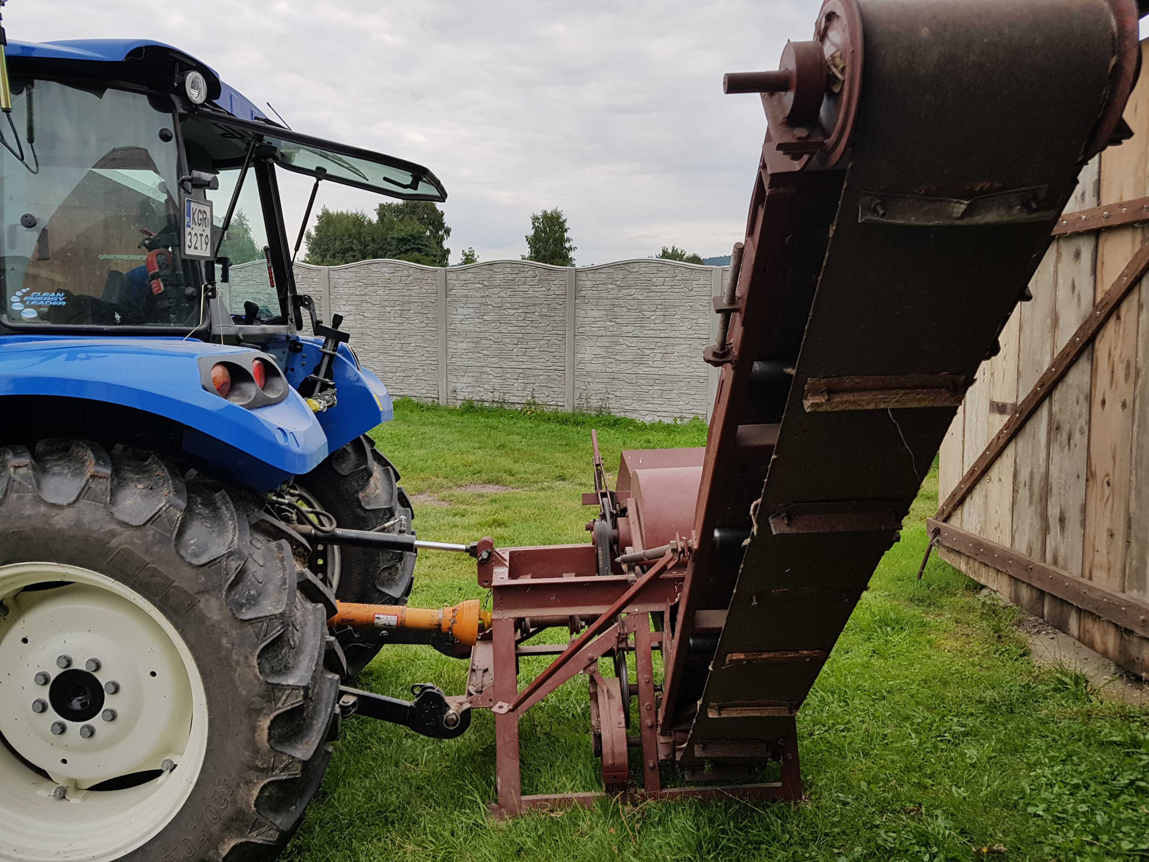 Rębak z taśmociągiem samozaładowczym i podajnikiem