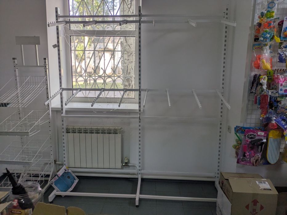 Металевий стелаж для одягу