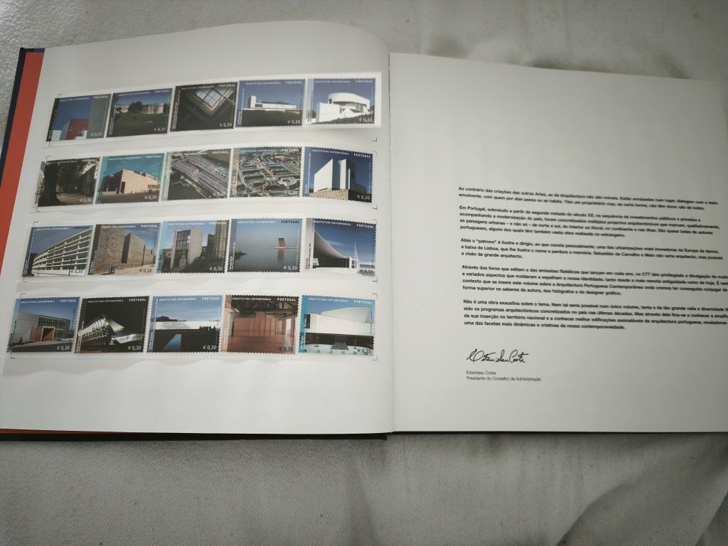 Livro de Filatelia "Arquitetura portuguesa contemporânea"
