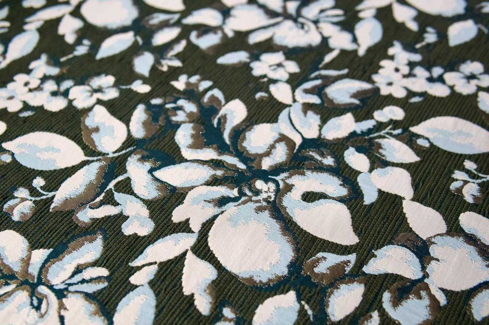 Tkanina żakardowa w kolorze khaki z kremowo-błękitnymi kwiatami
