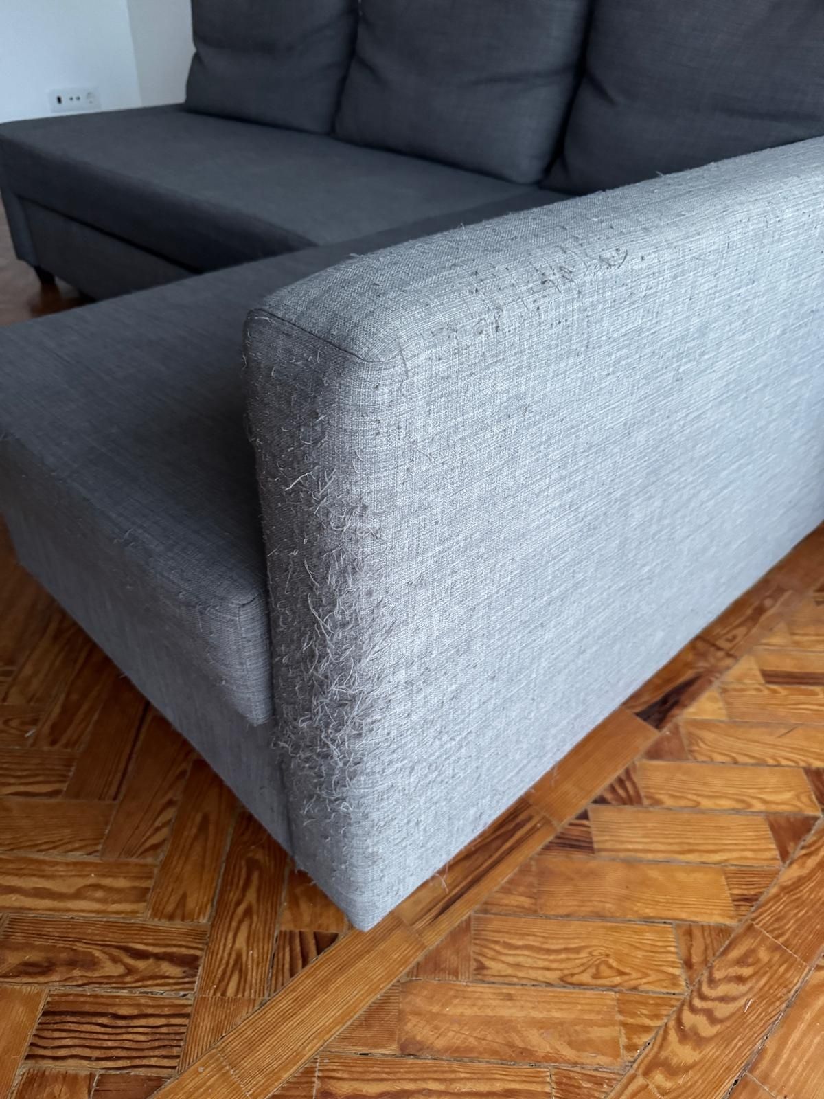 Sofá-cama de canto com arrumação.