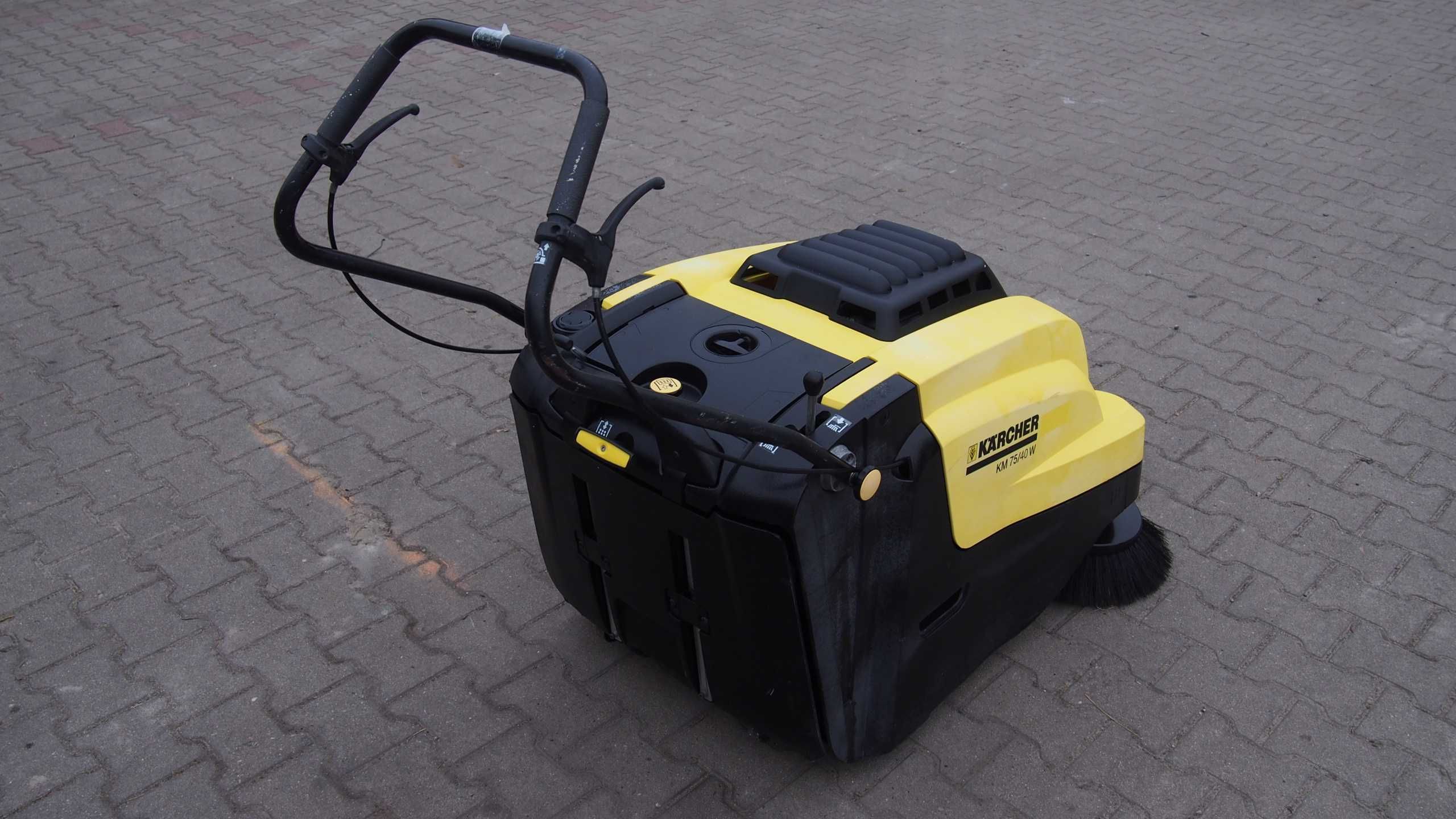 Karcher Professional KM 75/40 w zamiatarka spalinowa Honda