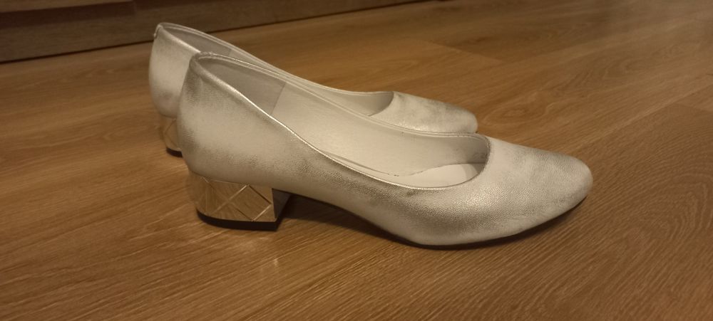 Srebrne czółenka na niskim obcasie Neścior