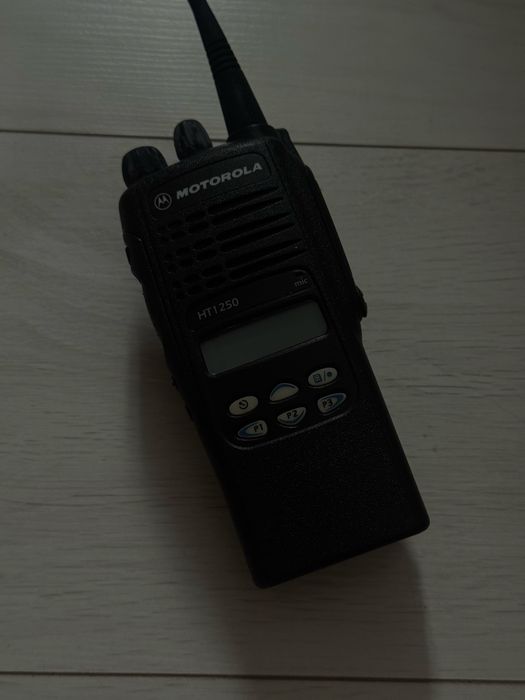 две рации Motorola HT1250 + аксессуары