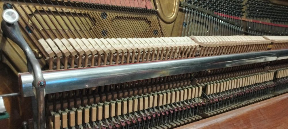 Pianino JANOWSKY, metalowa płyta