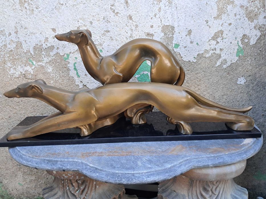 Escultura dos galgos antiga.
