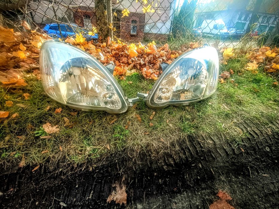 Toyota Yaris lampa przednia lewa + prawa Valeo komplet