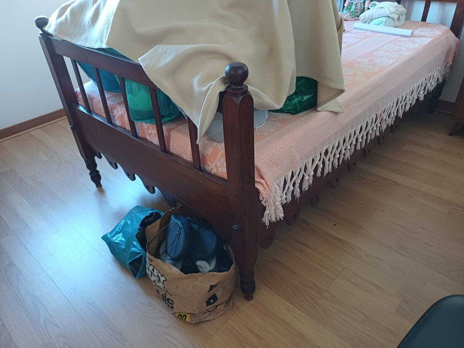 Cómoda e cama antiga de corpo e meio