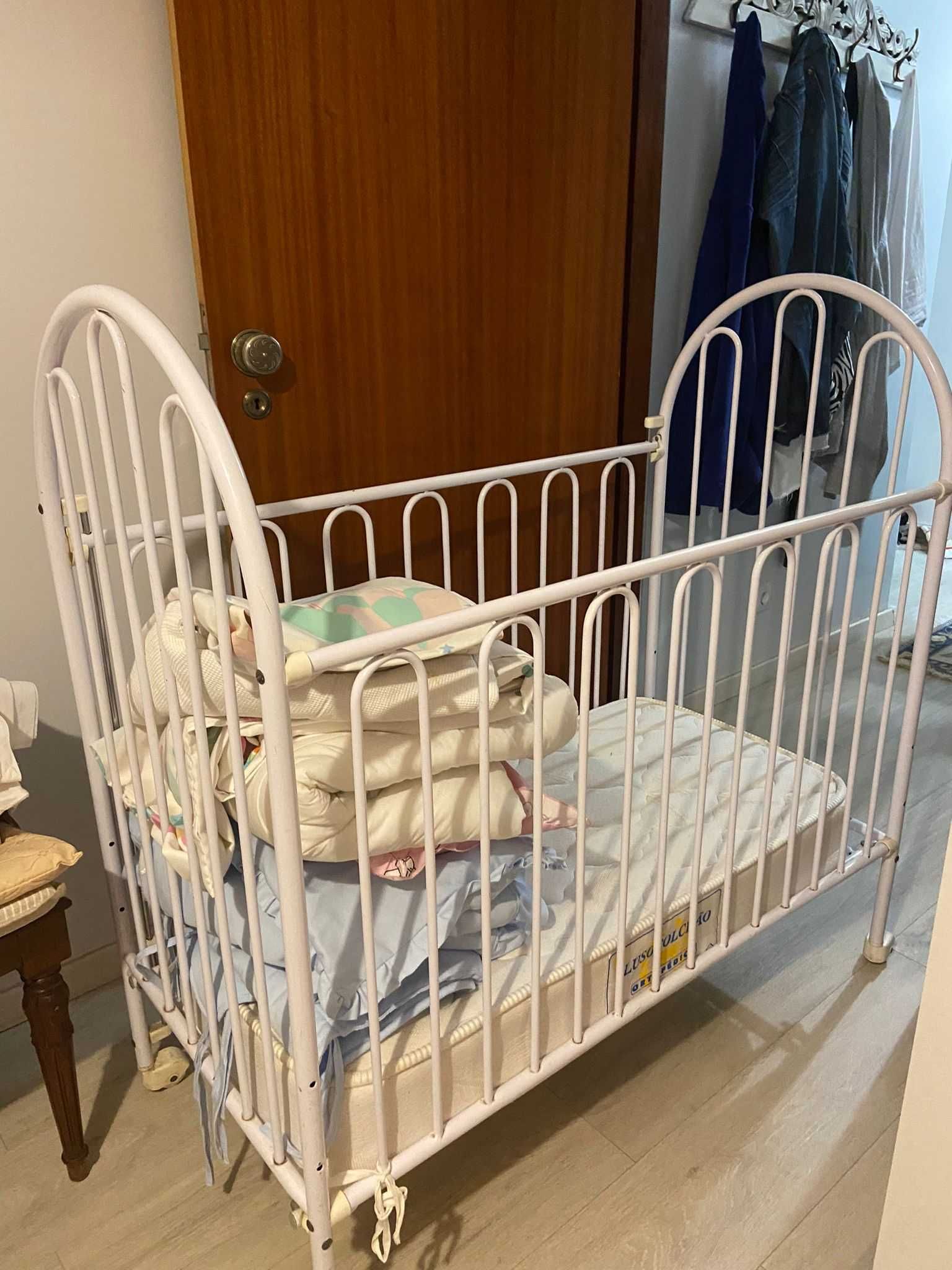 Cama de Bebê em Ferro - Usada, Completa e em Ótimo Estado!