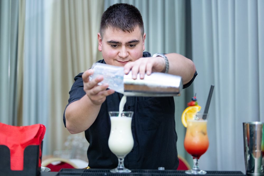 Obsługa barmańska imprez barman na wesele bar mobilny eventy firmowe