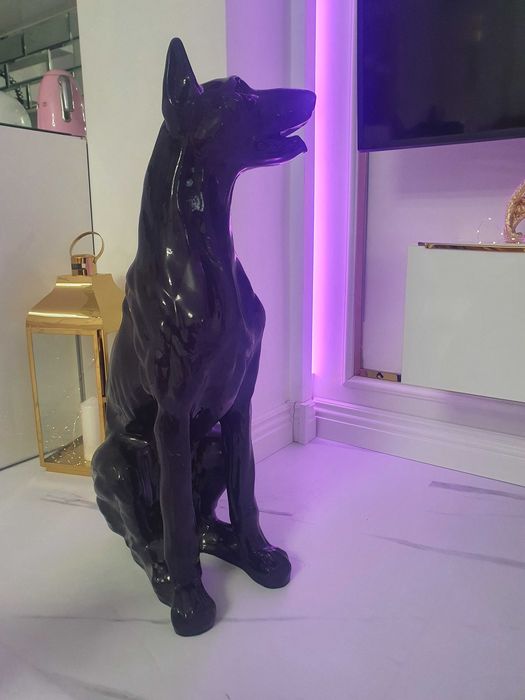Piękna Wysoka figurka Dobermana