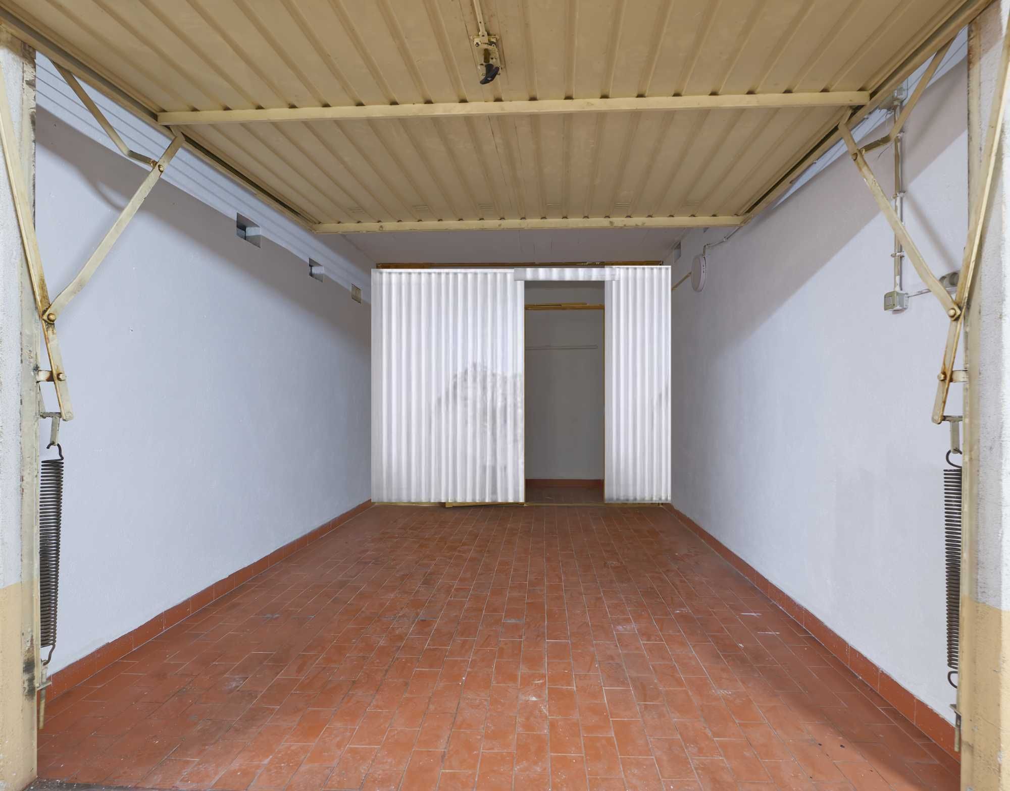 Amadora T2 -- 3 ass--1º Andar com garagem ( BOX) totalmente renovado