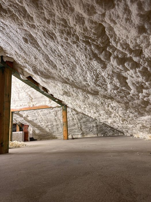 Izolacja natryskowa pianą PUR – ocieplenie poddaszy, dachów, budynków