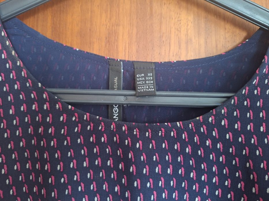 Vestido curto padrão azul, da Mango