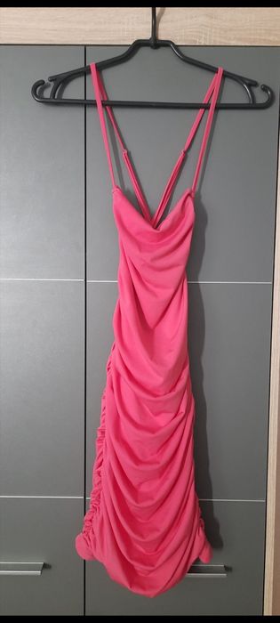 Różowa sukienka z odkrytymi plecami