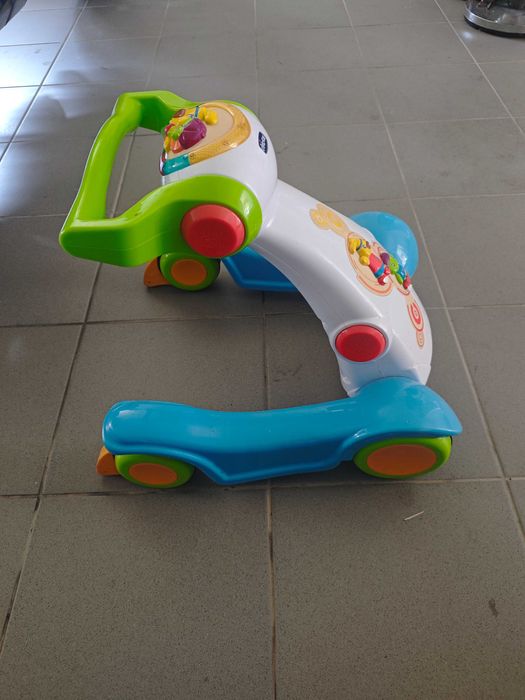 Andarilho bebe primeiros passos