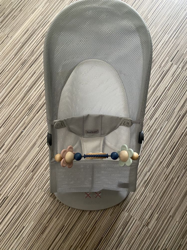 Babybjorn leżaczek soft mesh szary/ biały /bez zabawki