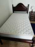 Vendo cama individual em mogno maciço, com estrado e colchão como novo