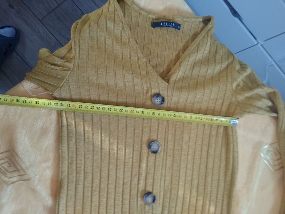 Ołówkowa sukienka z guzikami