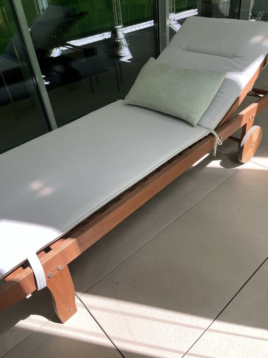 Espreguiçadeira em madeira reclinável quase nova