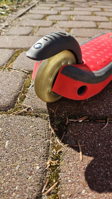 Hulajnoga Globber czerwona trojkolowa balansowa