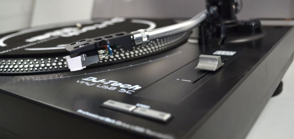 Програвач вінілу (проигрыватель виниловых пластинок)