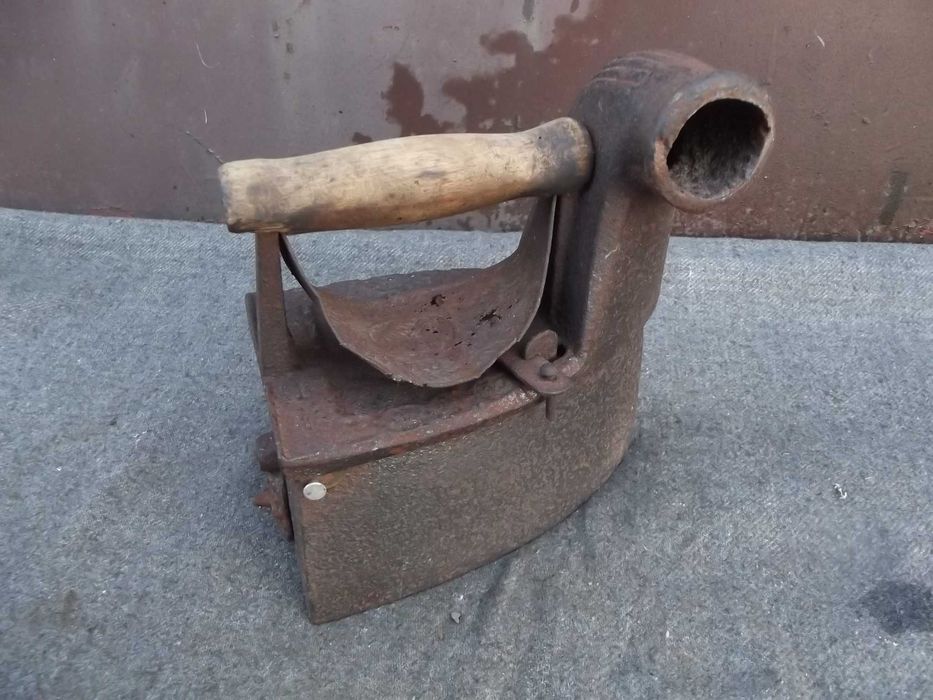 Stare żelazko na węgiel Neptun Końskie